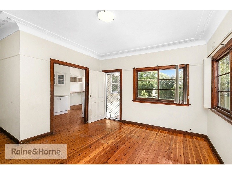 11 LURLINE STREET, Ettalong Beach NSW 2257