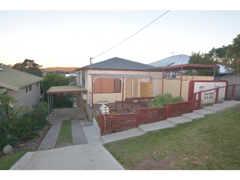 4 Hughes Street, Point Clare NSW 2250