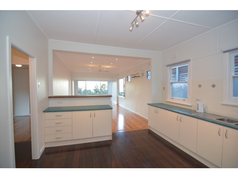 4 Hughes Street, Point Clare NSW 2250