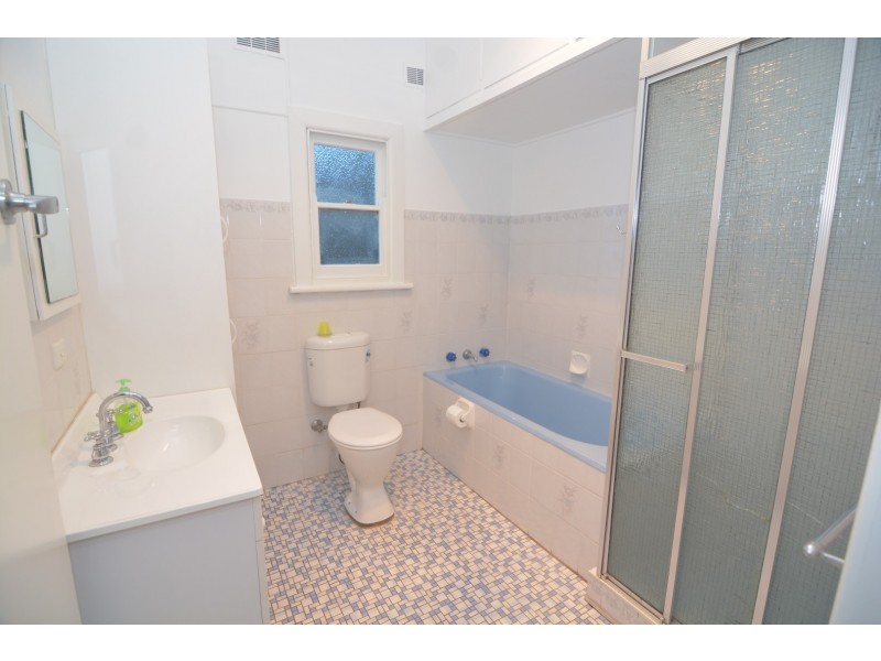 4 Hughes Street, Point Clare NSW 2250