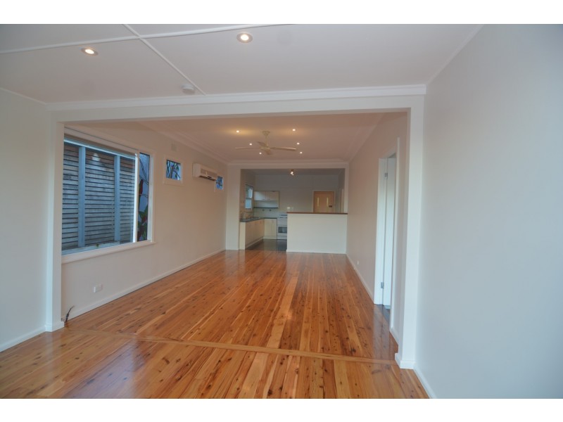 4 Hughes Street, Point Clare NSW 2250