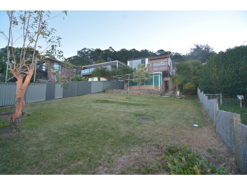 4 Hughes Street, Point Clare NSW 2250