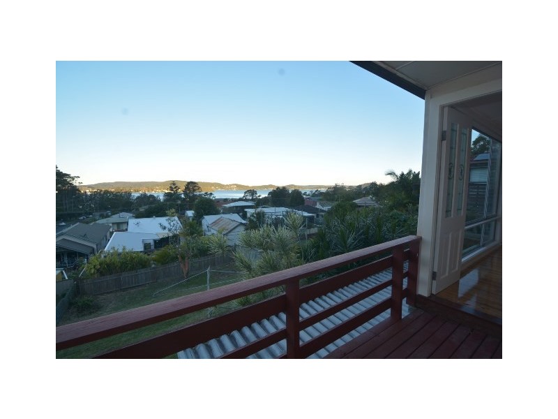4 Hughes Street, Point Clare NSW 2250