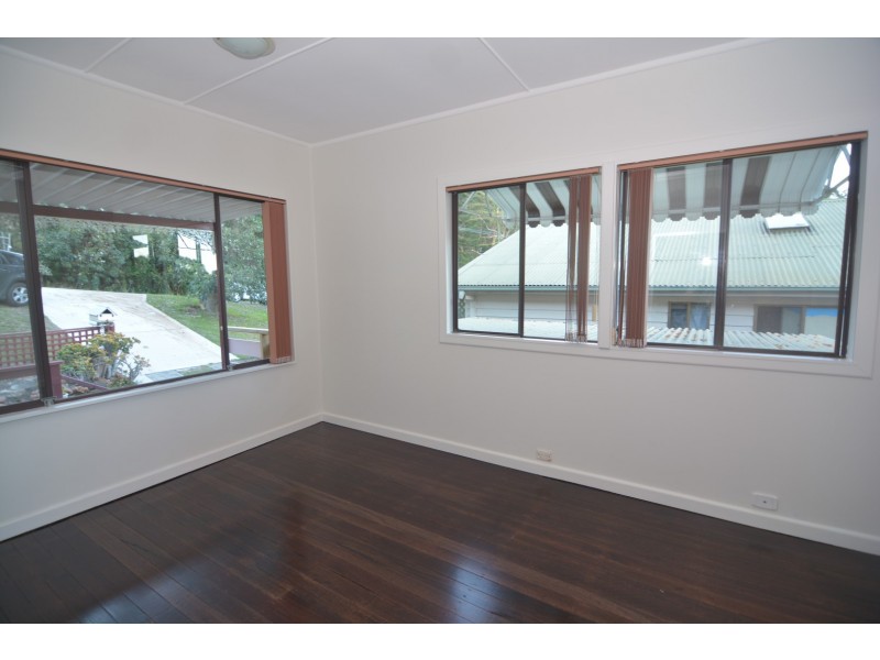4 Hughes Street, Point Clare NSW 2250