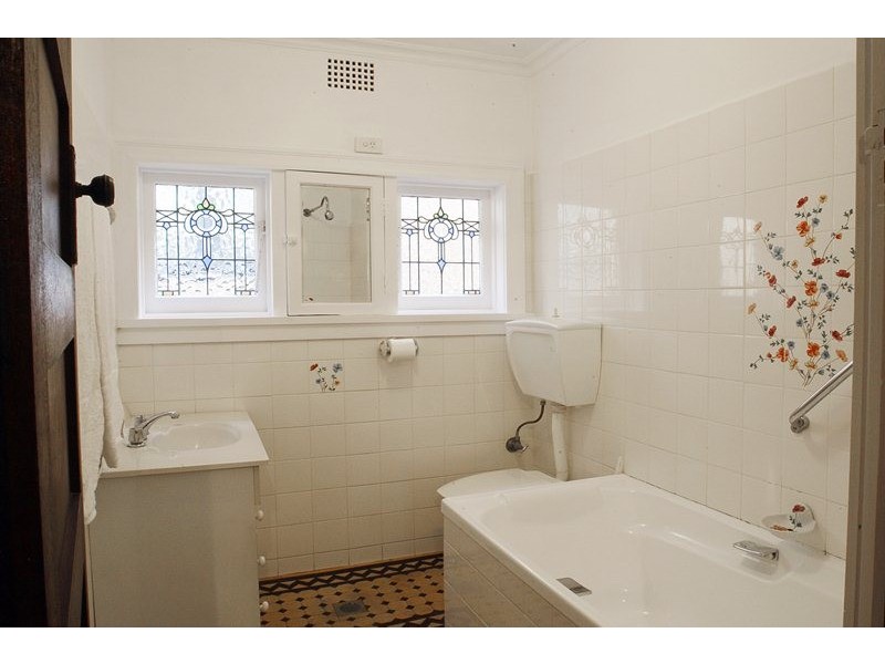 8 Sym Avenue, Burwood NSW 2134