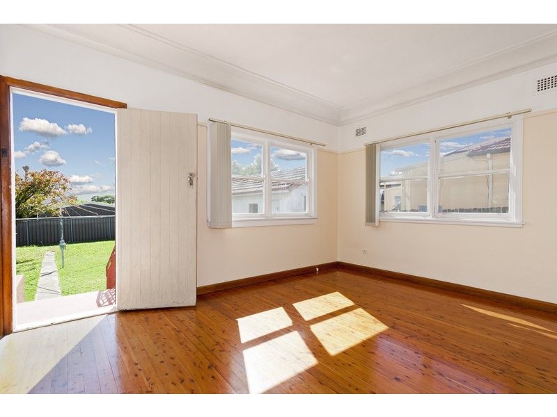 6 Russell Street, Greenacre NSW 2190