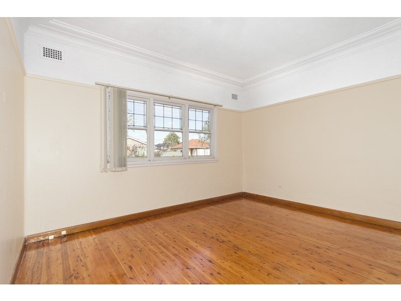 6 Russell Street, Greenacre NSW 2190