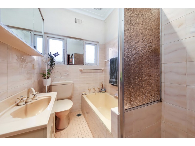 8 TODD ST, Kingsgrove NSW 2208