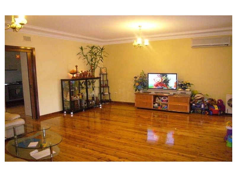 8 Leon Ave, Roselands NSW 2196