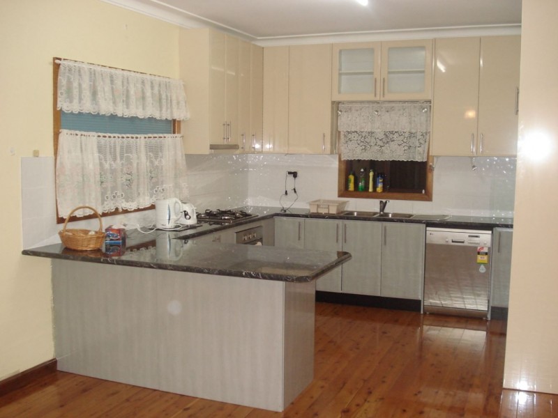 8 Leon Ave, Roselands NSW 2196