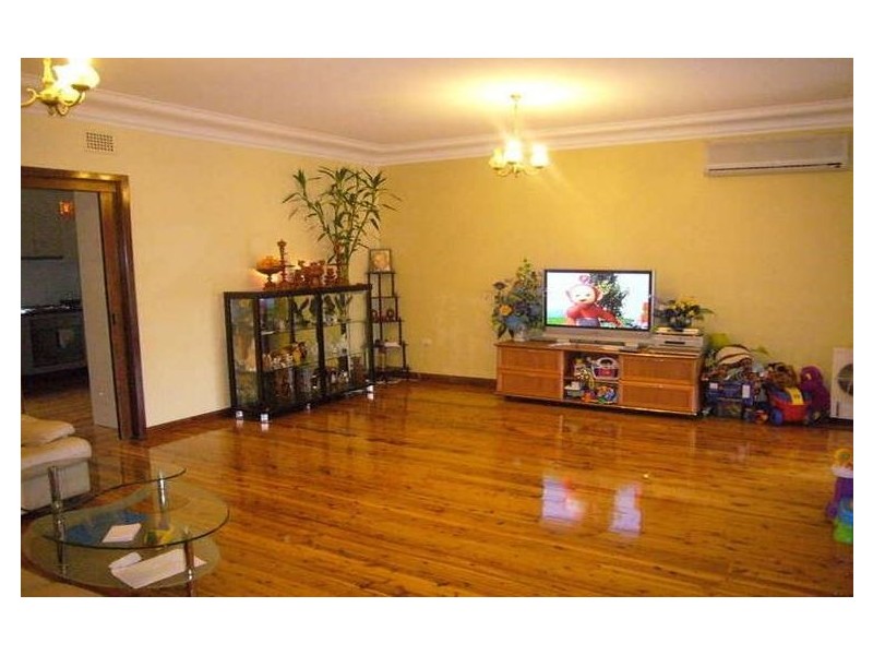 8 Leon Ave, Roselands NSW 2196