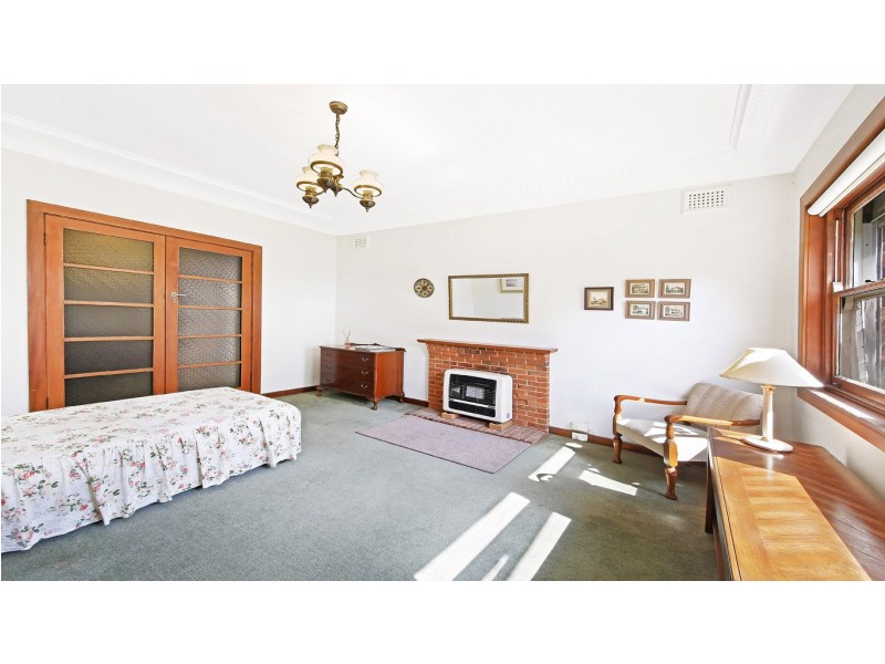 33 Rosebank Ave, Kingsgrove NSW 2208