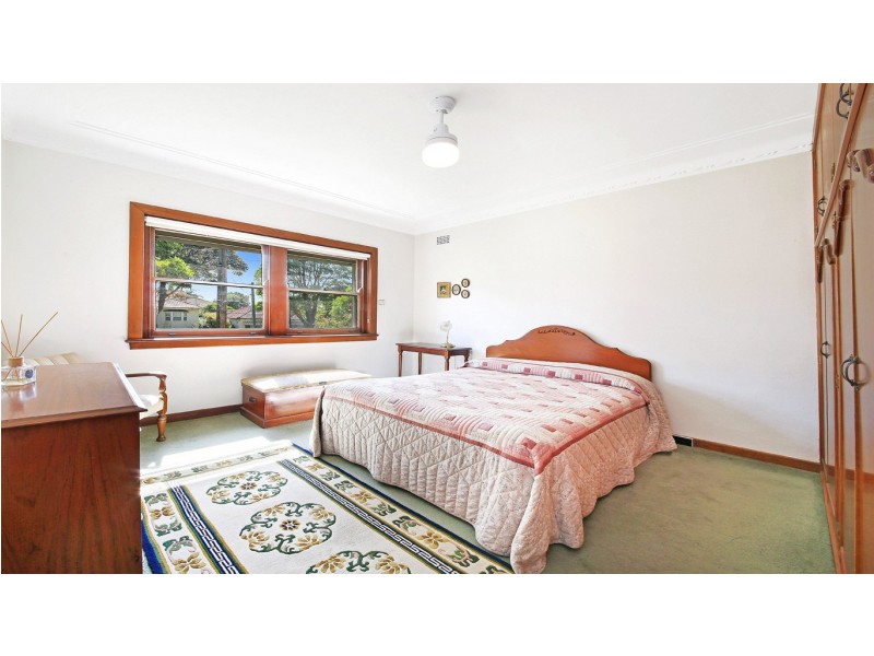 33 Rosebank Ave, Kingsgrove NSW 2208