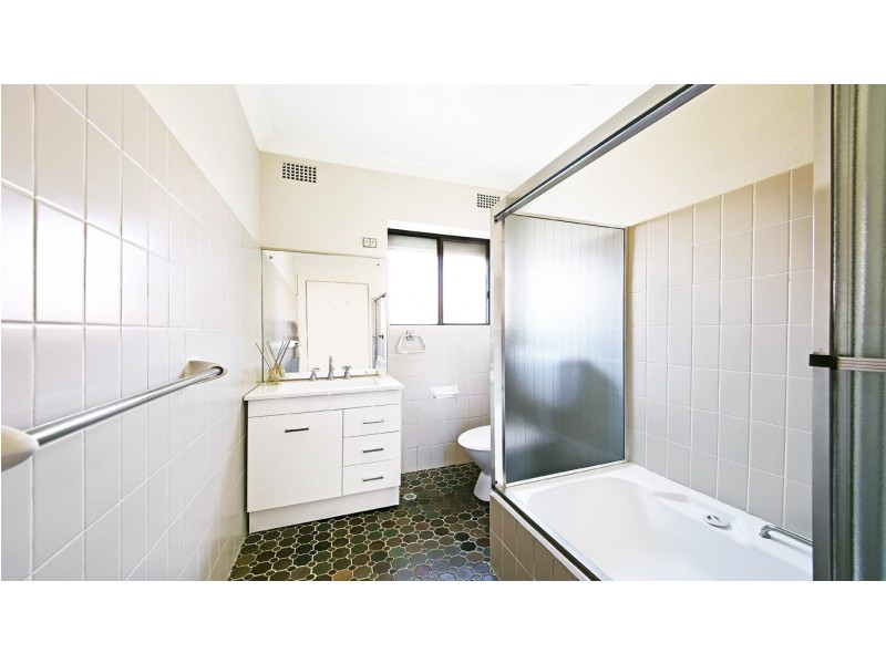 33 Rosebank Ave, Kingsgrove NSW 2208