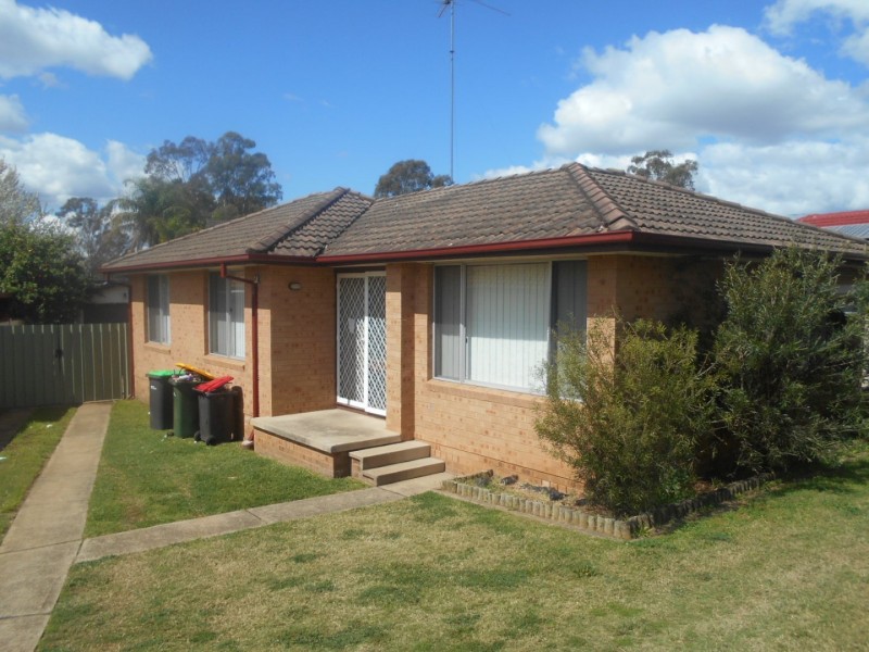 10 McCartney Crescent, St Clair NSW 2759