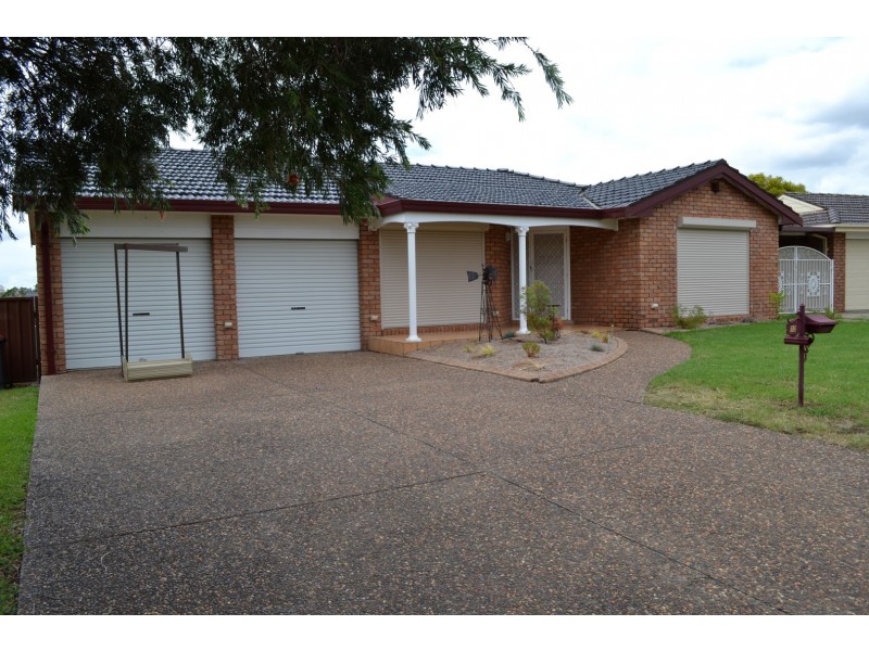 12 Lorikeet Place, St Clair NSW 2759