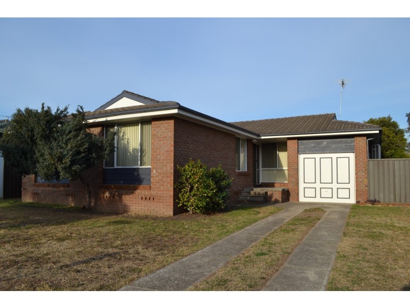 10 Shadlow Crescent, St Clair NSW 2759