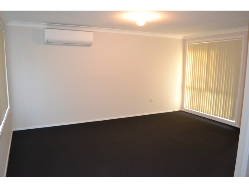 10 Shadlow Crescent, St Clair NSW 2759