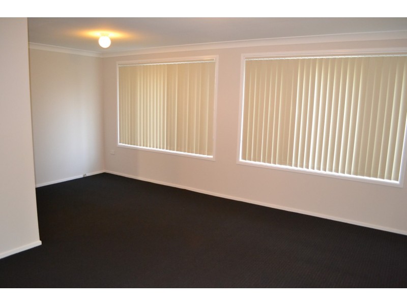 10 Shadlow Crescent, St Clair NSW 2759