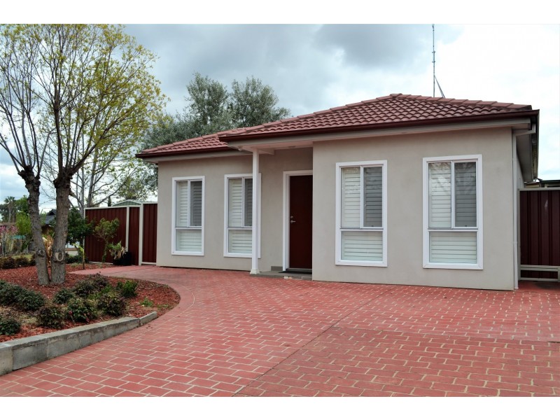 12A Horseshoe Circuit, St Clair NSW 2759