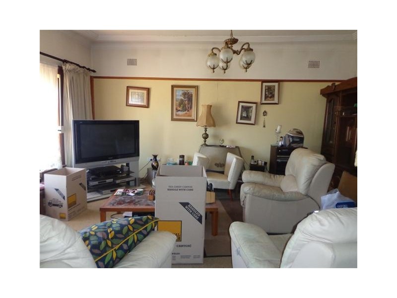 8 Dan Crescent, Colyton NSW 2760