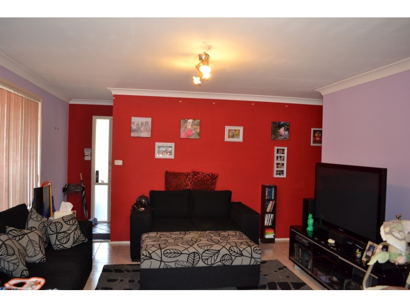 24 Henze Crescent, Claremont Meadows NSW 2747