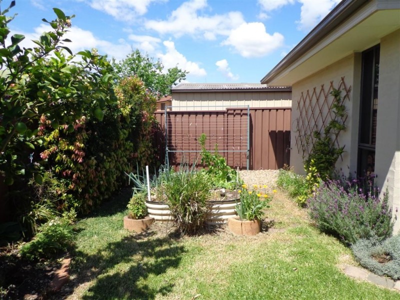 1 Dahlia, Claremont Meadows NSW 2747
