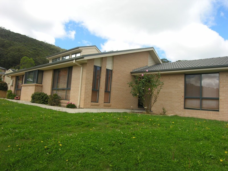 4 CLARET ASH AVE, Lithgow NSW 2790