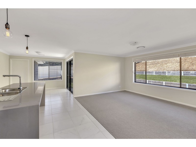 12 Claret Ash Avenue, Lithgow NSW 2790