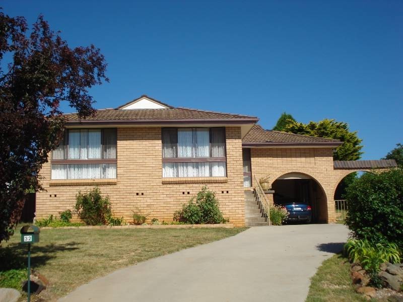 32 Maple Crescent, Blayney NSW 2799