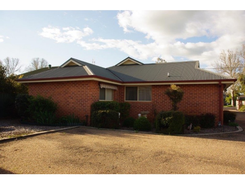 Unit 2 – 9 WHITELEY STREET, Wellington NSW 2820