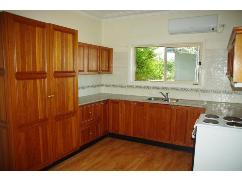 8 GLASSON STREET, Wellington NSW 2820