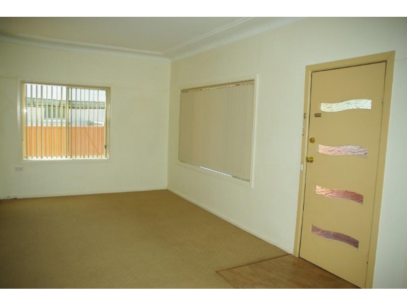 8 GLASSON STREET, Wellington NSW 2820