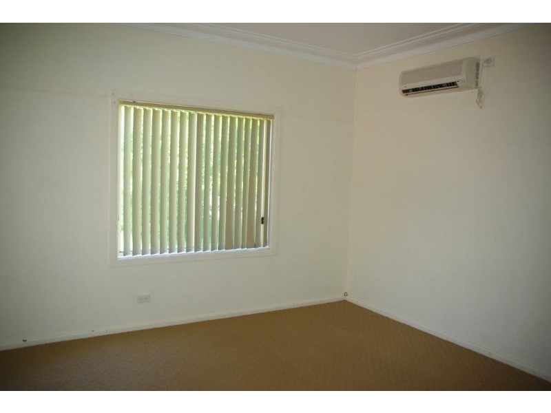 8 GLASSON STREET, Wellington NSW 2820