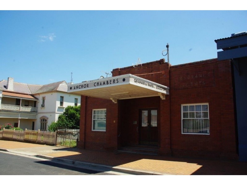 16 SWIFT STREET, Wellington NSW 2820