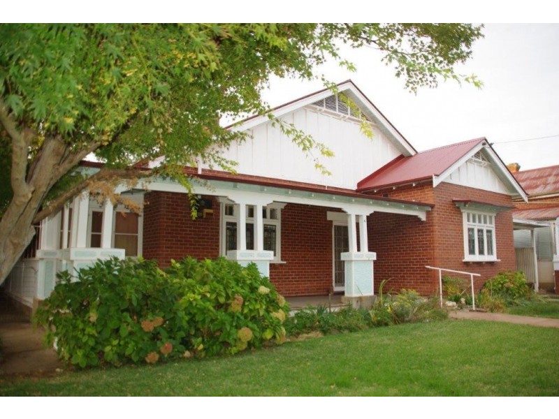 6 Warne Street, Wellington NSW 2820