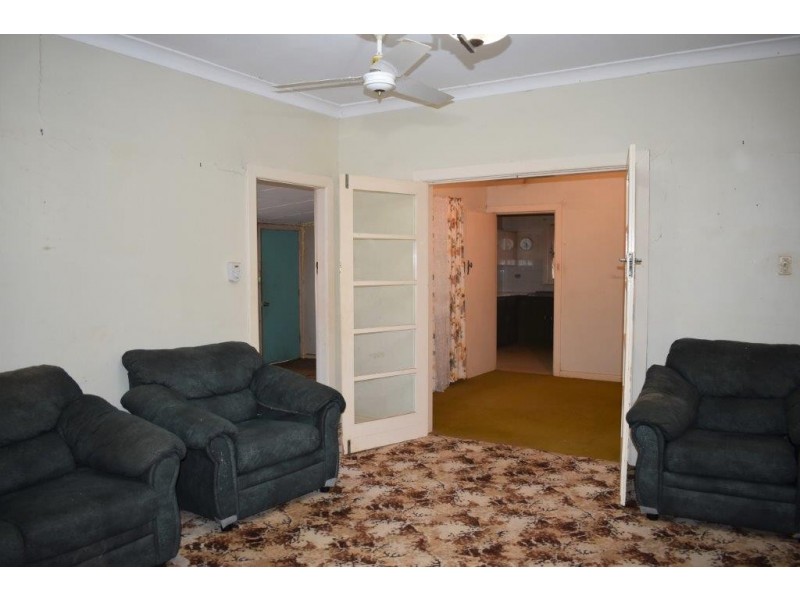 117 GISBORNE STREET, Wellington NSW 2820