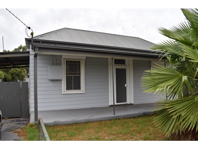 8 Railway Avenue, Wellington NSW 2820