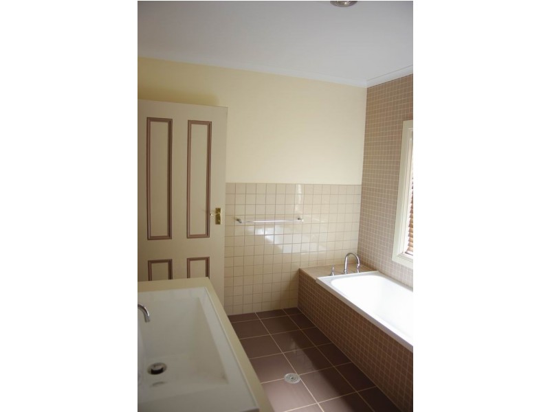 64 Simpson Street, Wellington NSW 2820