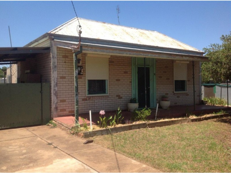 8 Railway Avenue, Wellington NSW 2820