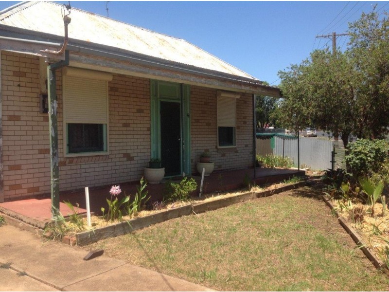 8 Railway Avenue, Wellington NSW 2820