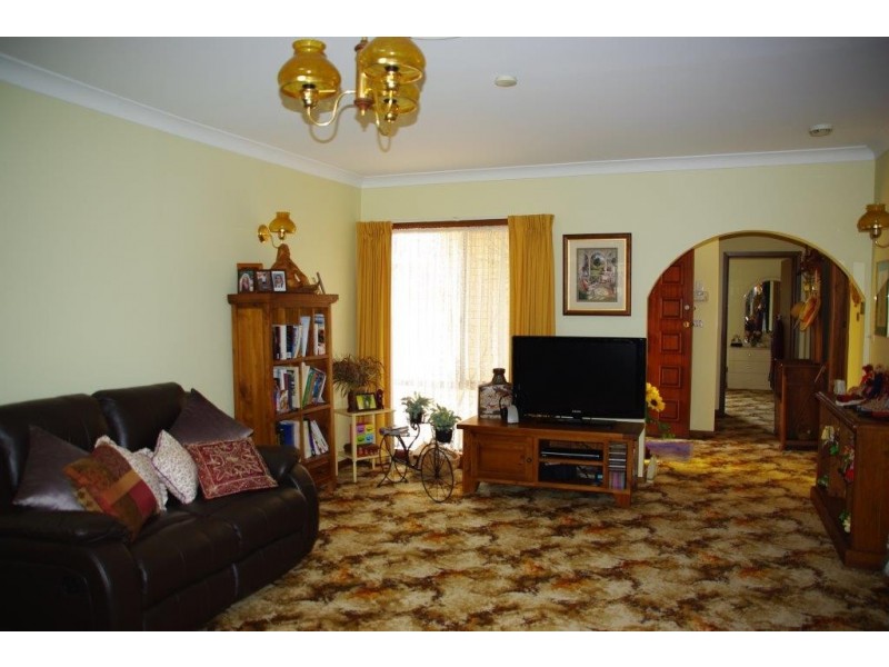 61 simpson Street, Wellington NSW 2820