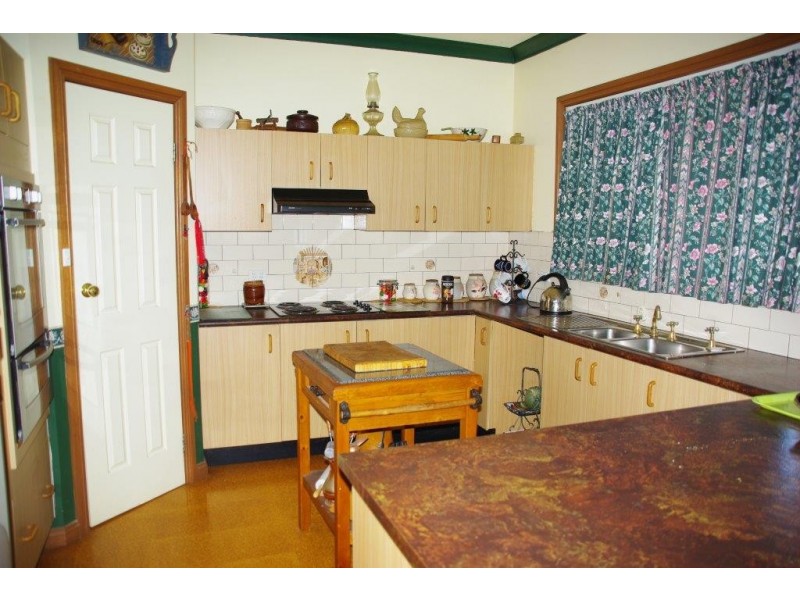 10 Railway Parade, Yeoval NSW 2868