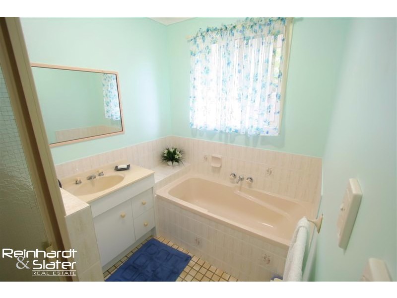 10 Marina Ct, Eatons Hill QLD 4037