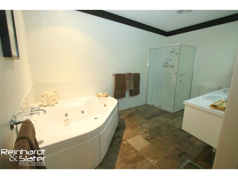 3 Eden Dr, Eatons Hill QLD 4037