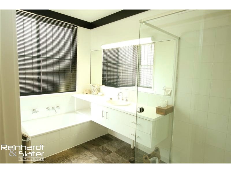 3 Eden Dr, Eatons Hill QLD 4037