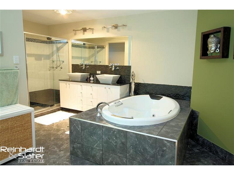 18 Rothschild St, Eatons Hill QLD 4037