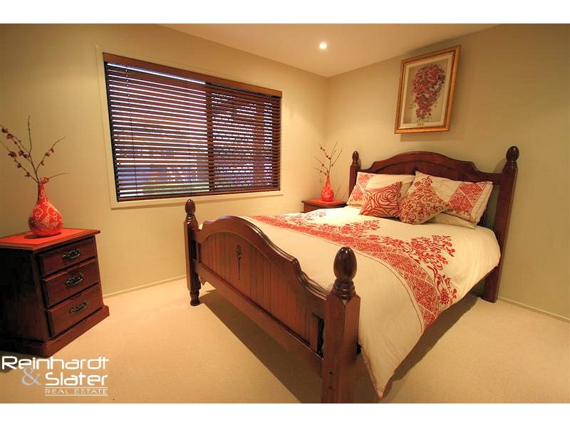 18 Rothschild St, Eatons Hill QLD 4037