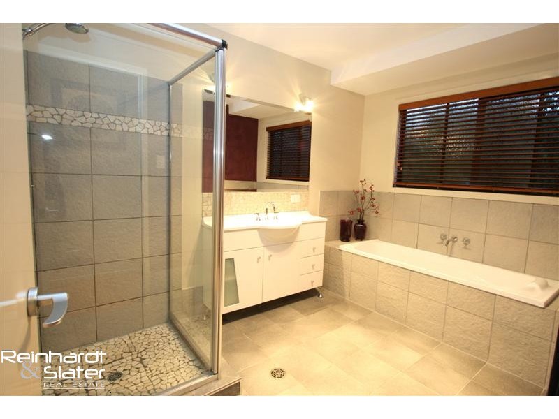 18 Rothschild St, Eatons Hill QLD 4037