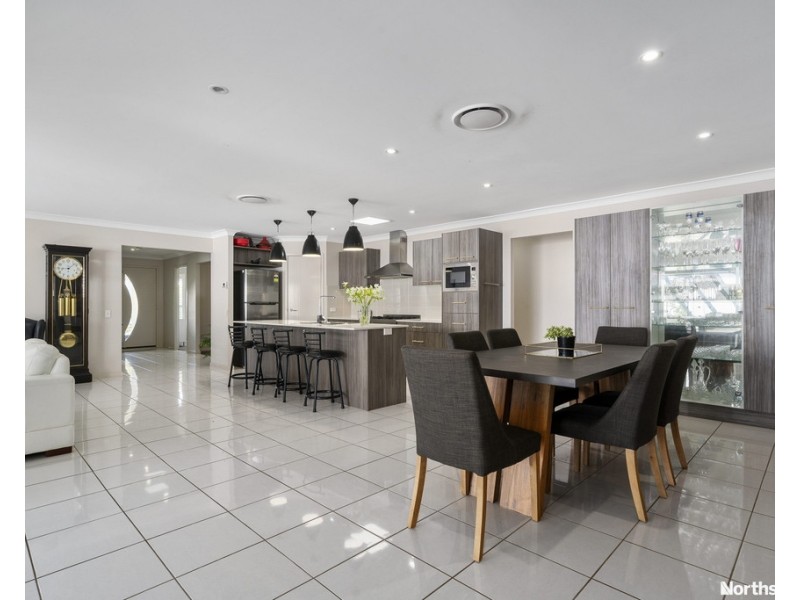 4 Georges Ct, Everton Hills QLD 4053